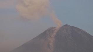 Semeru Yanardağı'nda 3 saatte 7 patlama: 800 metre yüksekliğe kül püskürttü