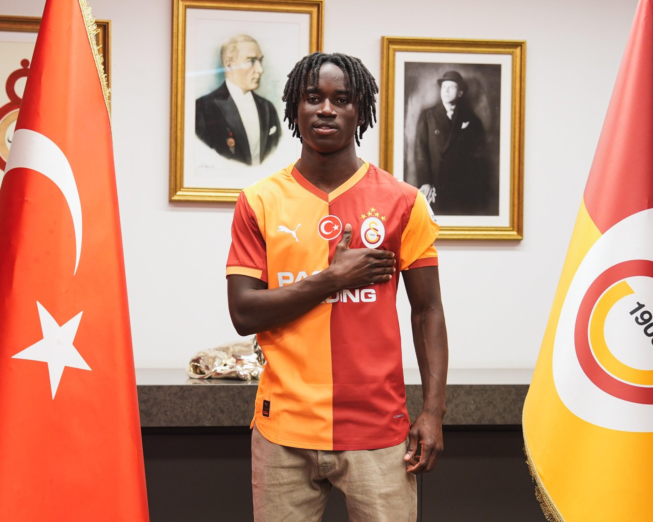 Galatasaray'ın yeni transferi Nhaga: "Elimden gelenin en iyisini yapacağım"