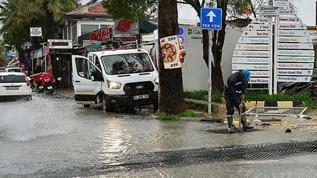 İzmir Çeşme'de sağanak hayatı olumsuz etkiledi! Birçok iş yerini su bastı