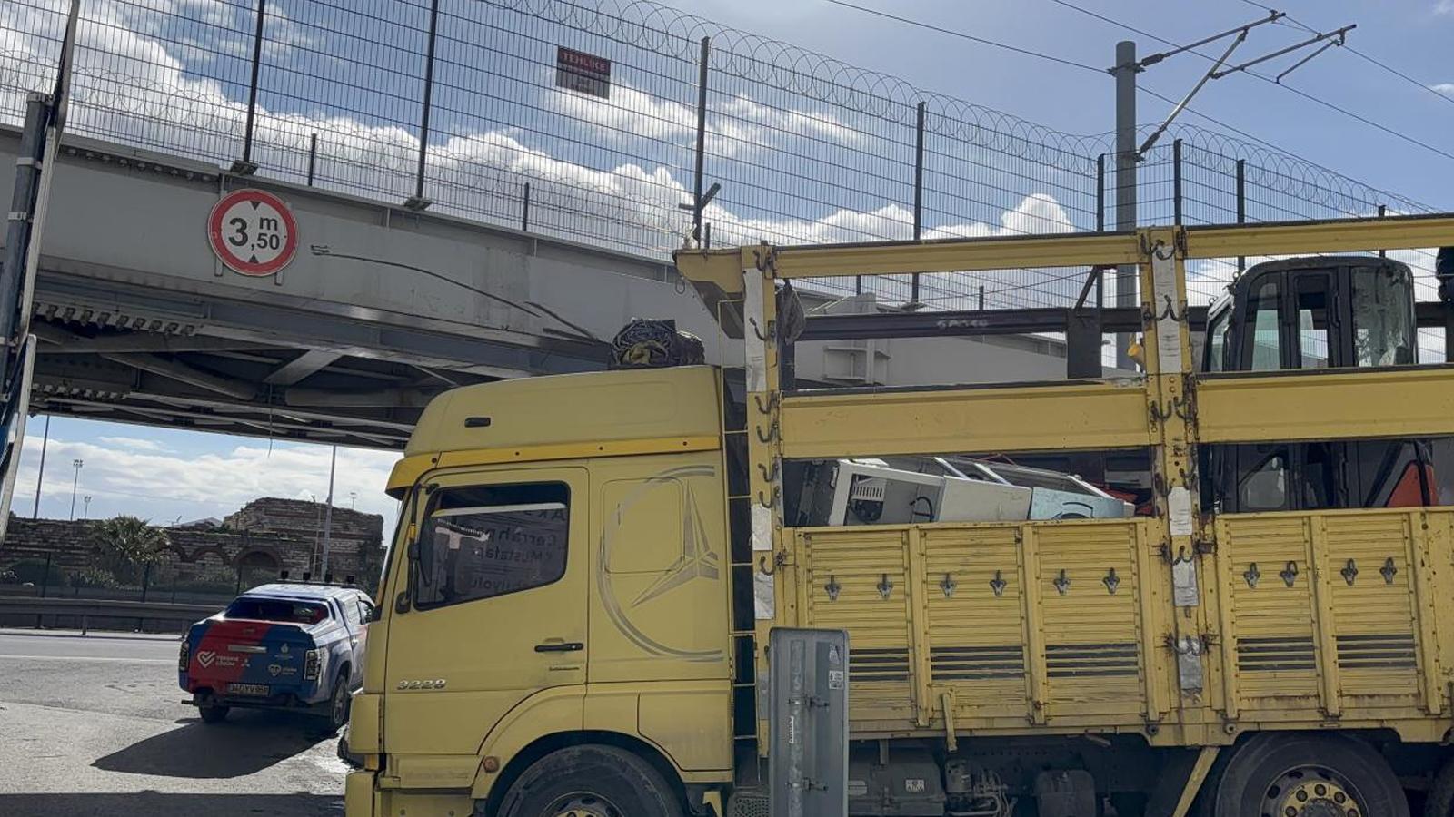 Fatih'te üst geçide tır çarptı