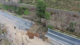 İzmir'de sağanak krizi bitmiyor! Yolda büyük bir çökme meydana geldi