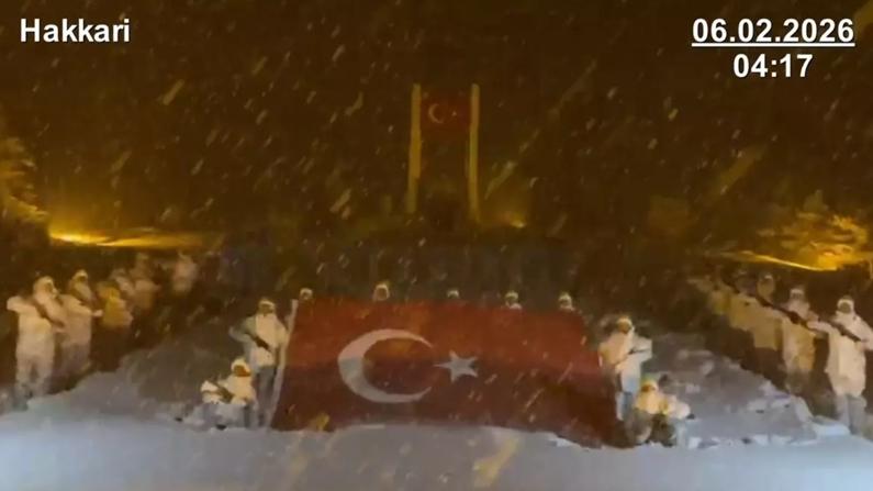 Mehmetçik deprem şehitlerini unutmadı: Saatler durdu, şehirler sustu, ama bir milletin yüreği aynı anda atmaya başladı