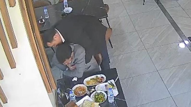 Boğazına lokma kaçan müşteri, heimlich manevrasıyla ölümden döndü