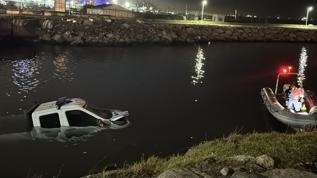 Bakırköy'de kaza yapan zabıta aracı denize düştü