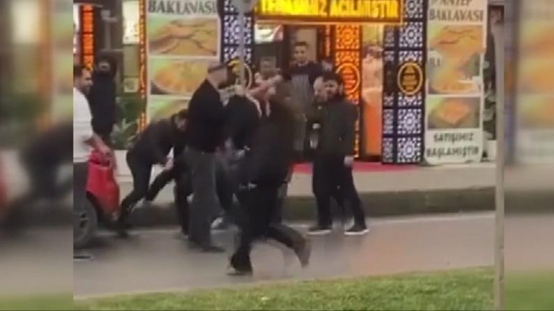 Dehşet anları kameraya yansıdı! Aralarına alıp tekme tokat dövdüler