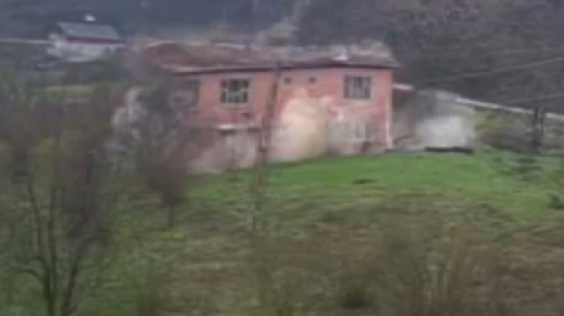Kastamonu'da toprak kayması sırasında iki katlı ev böyle çöktü