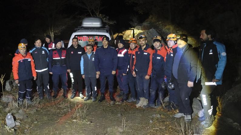 Karamanda mahsur kalan define avcılarını jandarma kurtardı