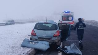 Kars'ta otomobil ile tırın çarpıştığı kazada 6 kişi yaralandı