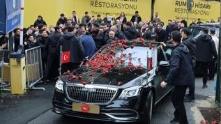 Cumhurbaşkanı Erdoğan'a yoğun ilgili: Boğaziçili öğrenciler karanfillerle karşıladı