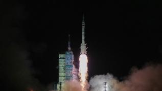 Yeniden kullanılacak! Çin, Long March-10 roketini denizden çıkardı