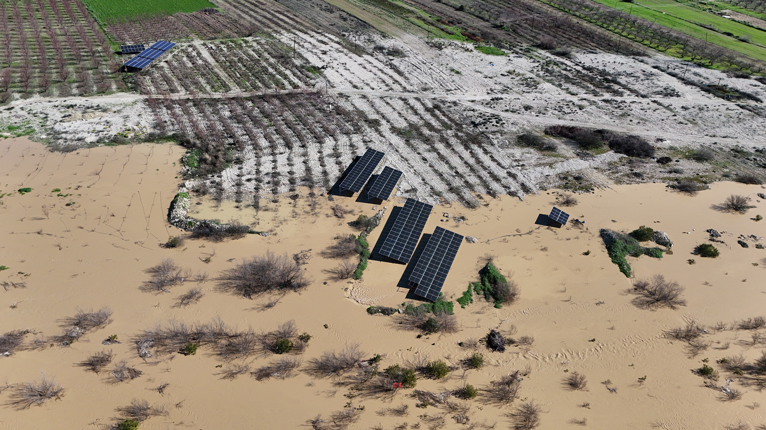 Mersin'deki Göksu Irmağı'nın artan debisi tarım alanlarına zarar verdi