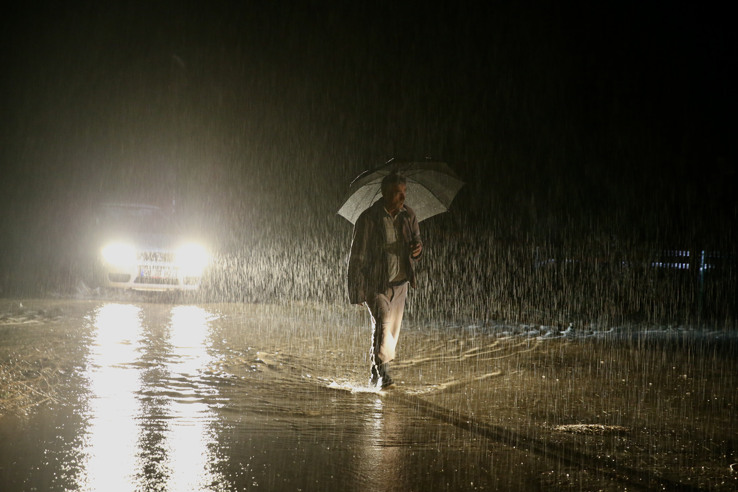 Muğla'nın Seydikemer ilçesindeki su baskını nedeniyle bazı evler tahliye edildi