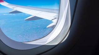 Uçak pencerelerindeki minik deliklerin sırrı ne?