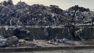 İzmir Buca'da şantiyedeki çöpler yağmur sularıyla yola dağıldı