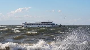 İzmir'de vapur seferleri hava ve deniz koşulları nedeniyle iptal edildi