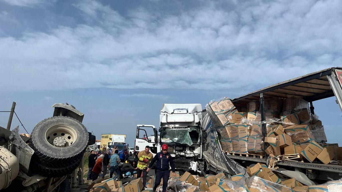 Manisa'da 3 araçlı trafik kazası: 1'i çocuk 4 yaralı
