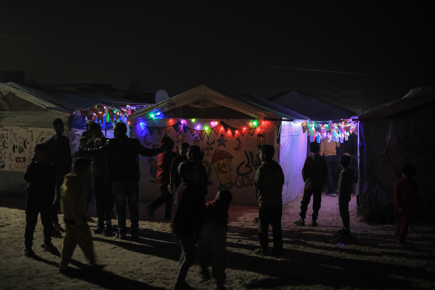 Soykırımın gölgesinde bile Ramazan neşesi solmadı... Fenerler çadırları aydınlattı