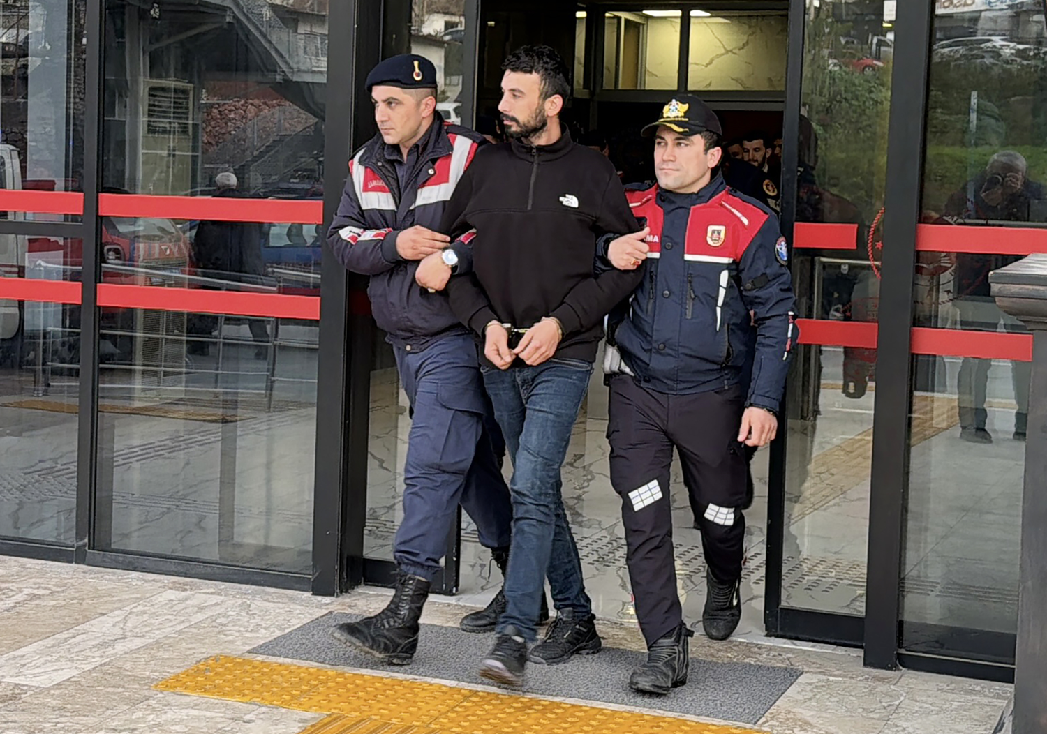 Otomobile ateş açmışlardı... Silahlı saldırı şüphelisi 3 kişi tutuklandı