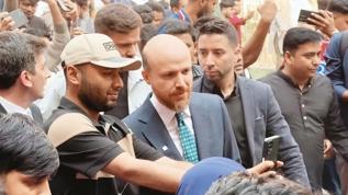 Bilal Erdoğan'a Dakka'da yoğun ilgi... İlk iftar mülteci kampında