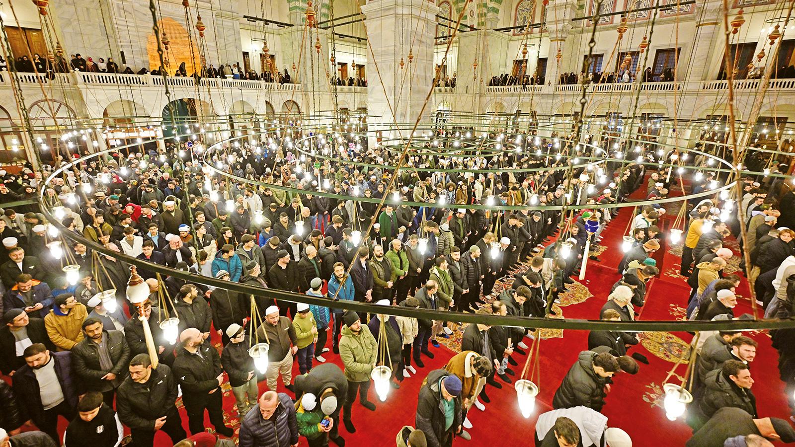 İlk teravihte camiler doldu