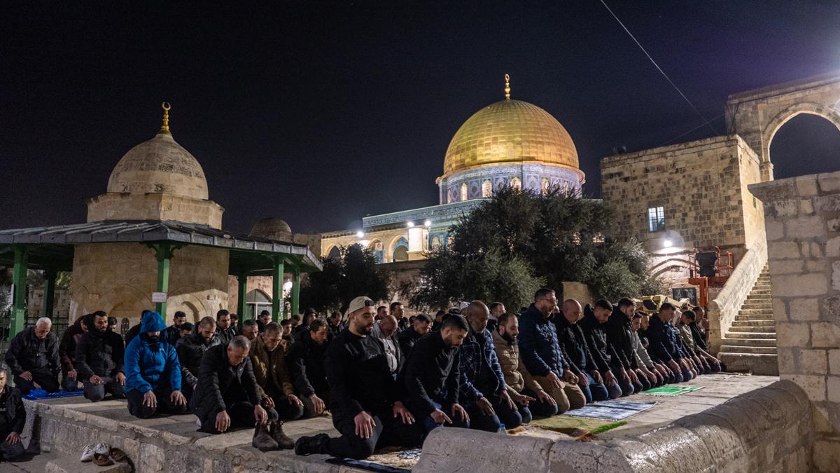 İşgalci İsrail'in baskısı teravih namazını engelleyemedi: Mescid-i Aksa'da 60 bin Müslüman saf tuttu