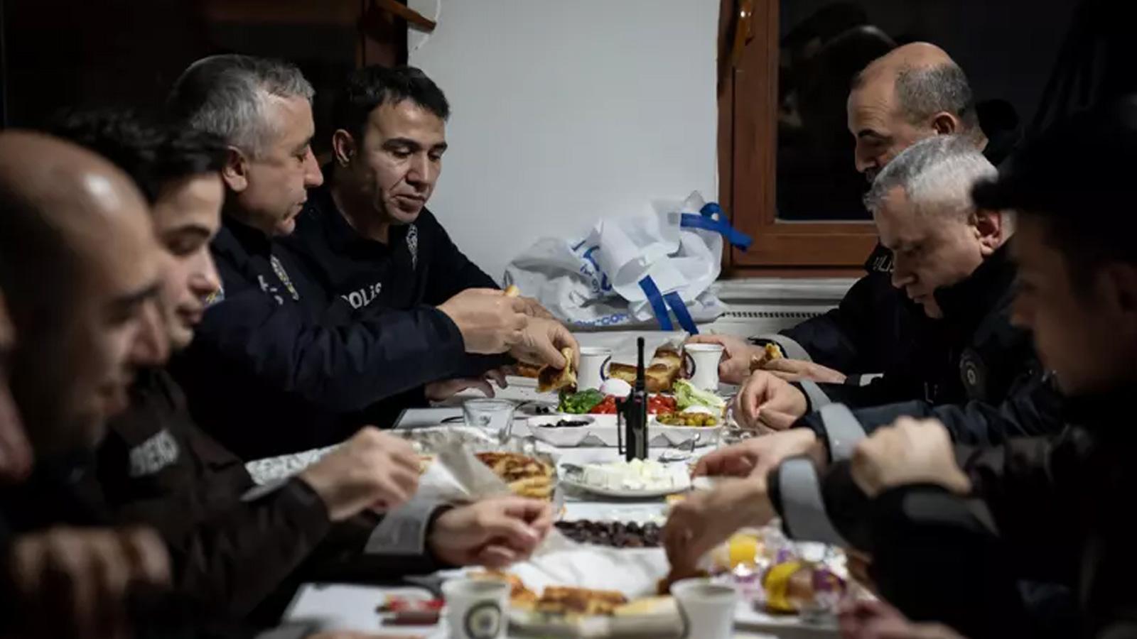 Polisler ramazanın ilk sahurunu mesai başında yaptı