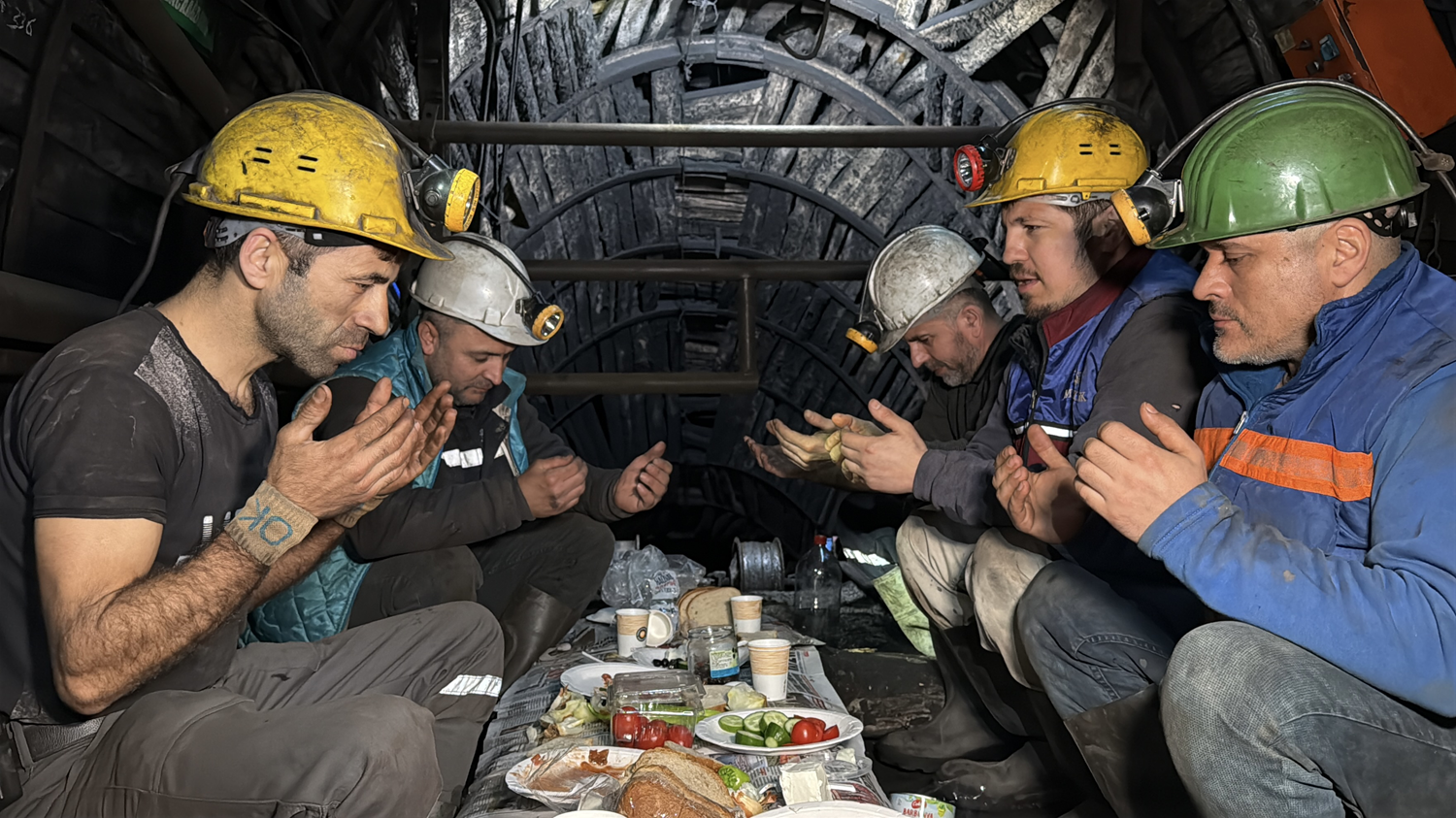 Zonguldak'taki maden işçilerinden duygulandıran ramazan sahuru