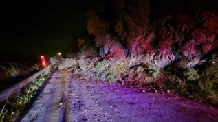 Bursa'da meydana gelen heyelan nedeniyle mahalle yolu ulaşıma kapandı