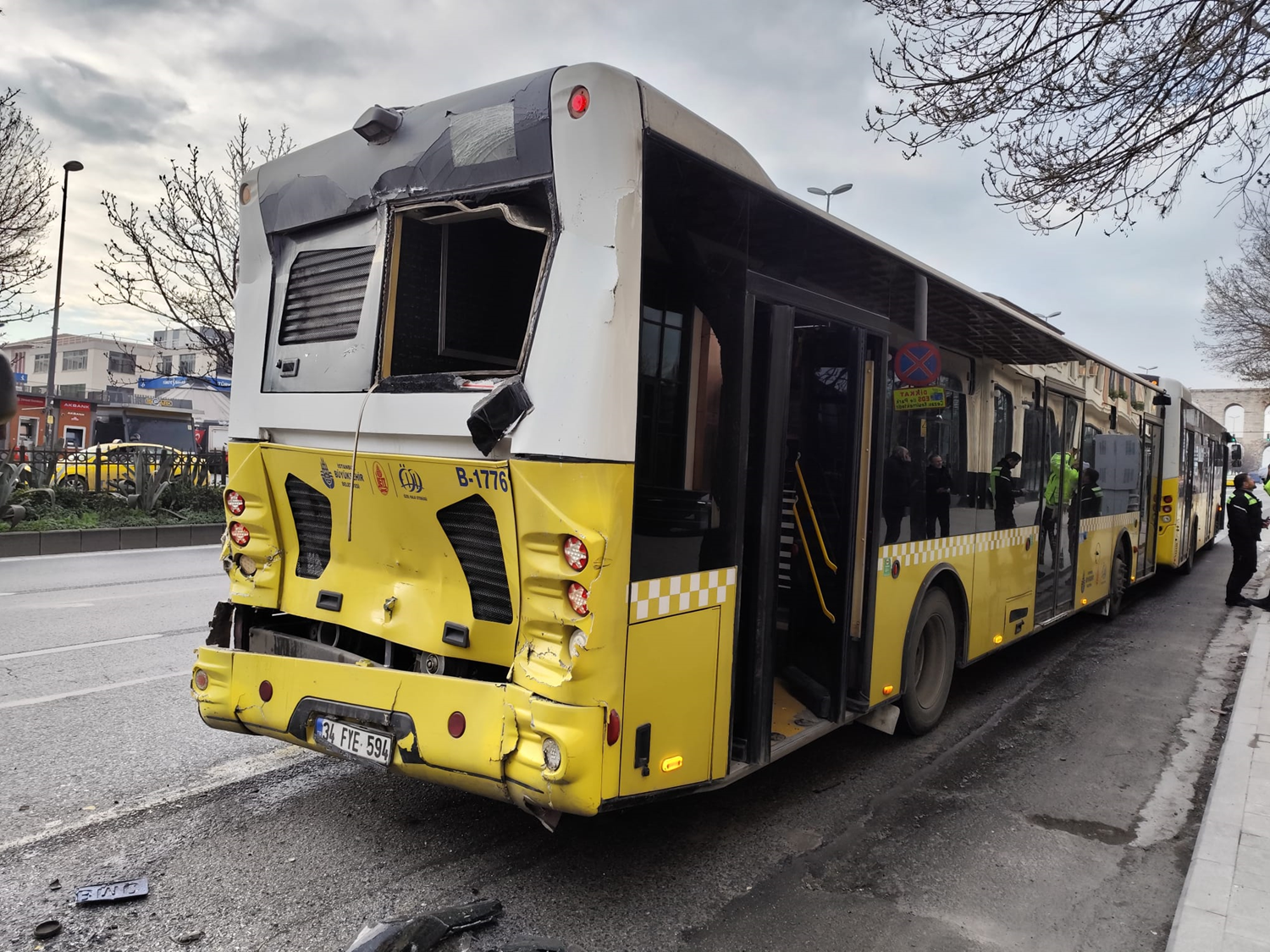 Fatih'te 3 İETT otobüsü durağa yanaşırken kaza yaptı