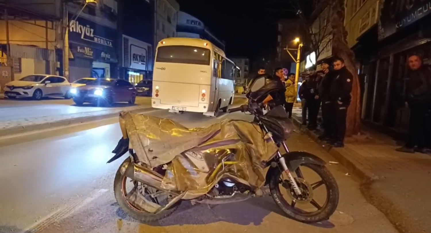 İki motosiklet böyle çarpıştı… 1'i hamile 2 yaralı
