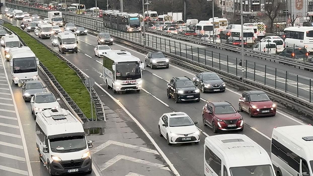 İstanbul'da haftanın ilk iş günü trafik yoğunluğu oluştu