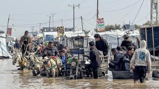 Gazze'de yerinden edilen Filistinlilerin çadırlarını şiddetli yağış nedeniyle su bastı