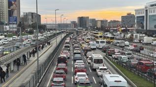İstanbul'da iftar öncesi trafik yoğunluğu zirve yaptı: Avrupa Yakası yüzde 89'u gördü