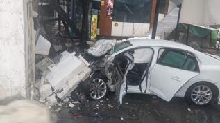 Bingöl'de otomobil iş yerine girdi: 5 yaralı
