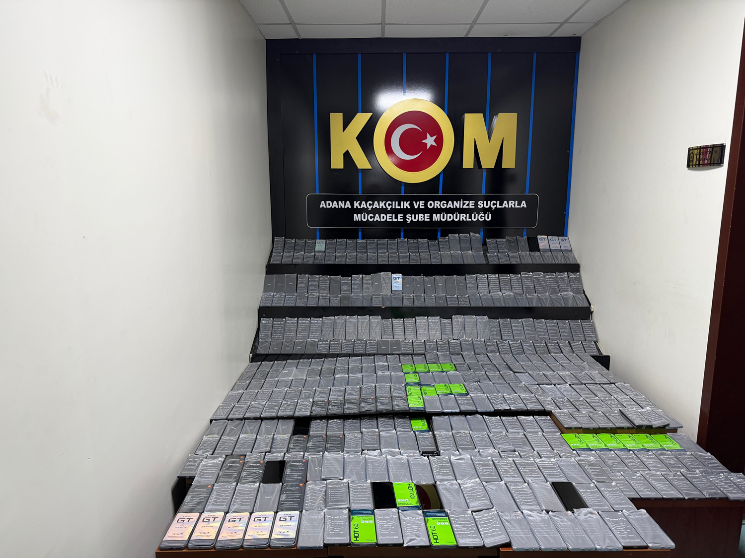 Adana'da kaçakçılara darbe: Yüzlerce cep telefonuna el konuldu