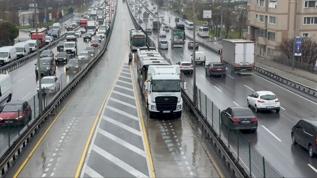 Avcılarda İBB Sosyal Tesisleri Durağında Metrobüs Çarpışması: 4 Yaralı