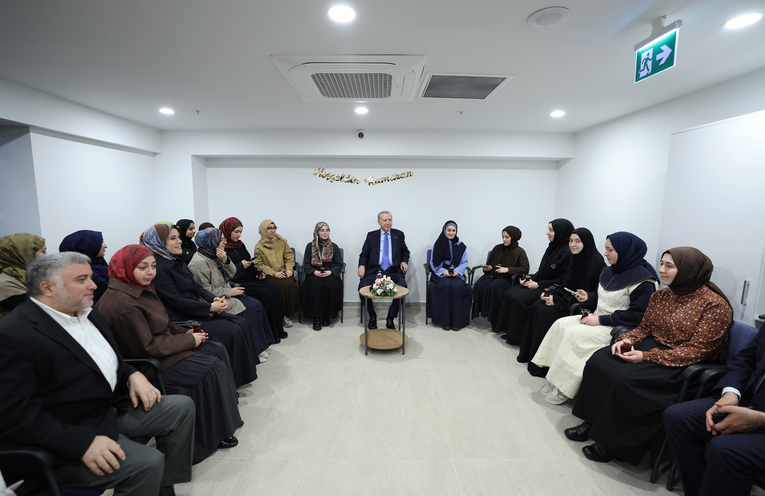 Cumhurbaşkanı Erdoğan İstanbul'da bir yurdu ziyaret ederek öğrencilerle sohbet etti