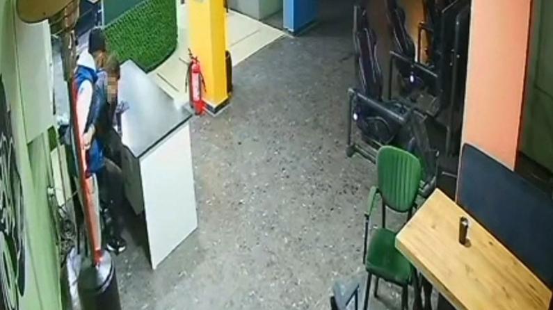 Dehşet görüntüler ortaya çıktı! 17 yaşındaki gencin defalarca bıçaklandığı anlar kamerada