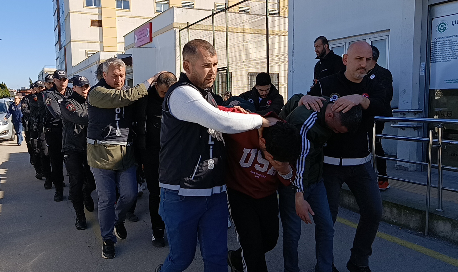 Adana'da zehir tacirlerine geçit verilmedi: 11 tutuklama