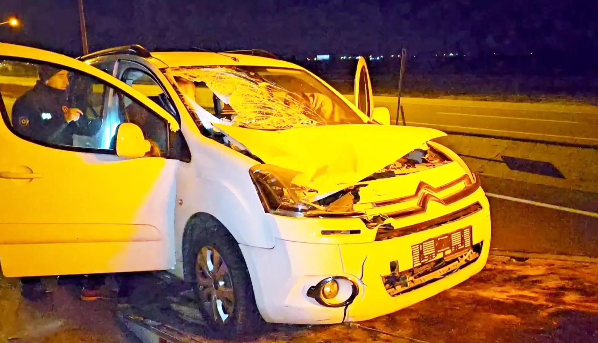 Aksaray'da hafif ticari araç yayaya çarptı: 1'i ağır 2 yaralı