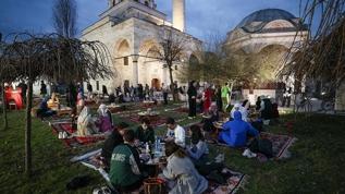 Bosna Hersek'teki tarihi Ferhadiye Camisi'nde geleneksel iftar sofrası kuruldu