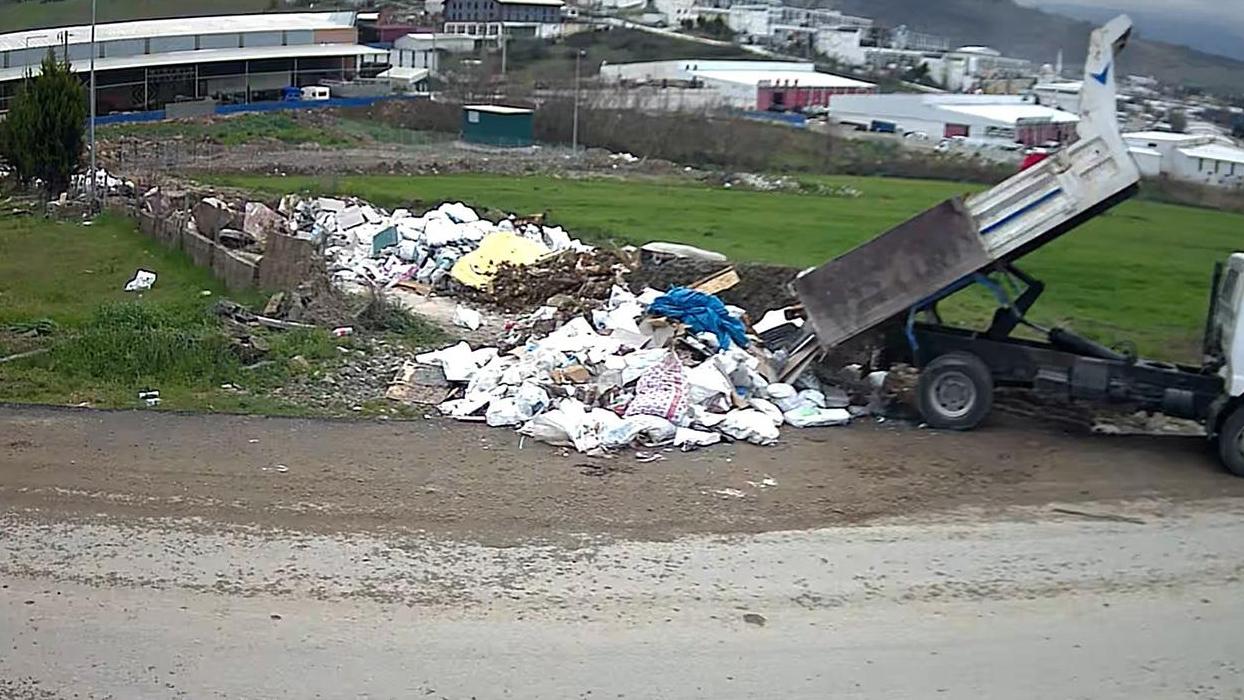 Kaçak moloz dökümüne fotokapanlı ceza