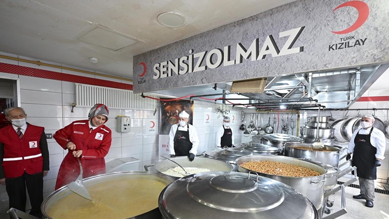 Türk Kızılayın ihtiyaç sahiplerine sıcak yemek desteği ramazanda da sürüyor