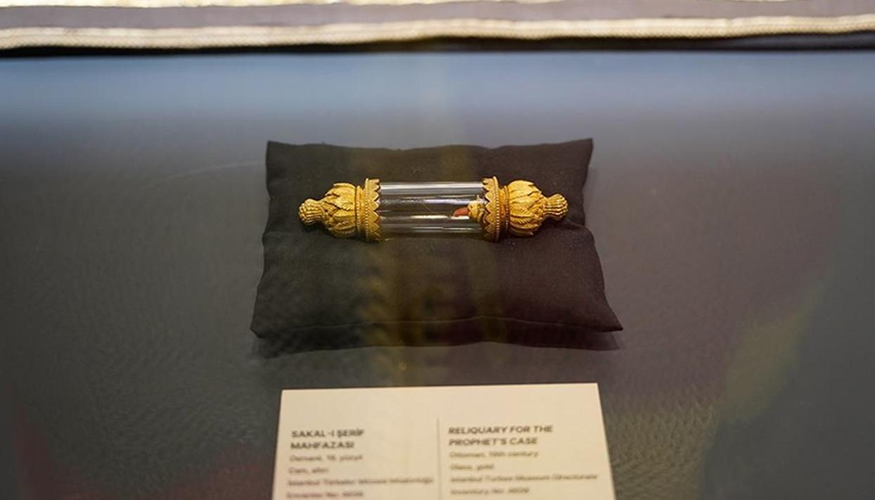 "Osmanlı Sultanlarının Sevdası: Kutsal Emanetler" sergisi Rami Kütüphanesi'nde açıldı