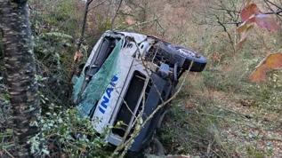 Servis aracı uçuruma yuvarlandı: 1 yaralı