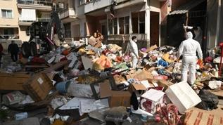 İzmir'de akıl almaz olay! Evden tonlarca çöp çıktı