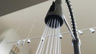 Banyodaki gizli tehlike! Uzmanlara göre duş başlığı her ay temizlenmeli