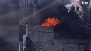Bayrampaşa'da tekstil atölyesinde çıkan yangın kameraya yansıdı