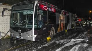 Seyir halindeki metrobüs alev alev yandı! Yolcular kendini dışarı attı