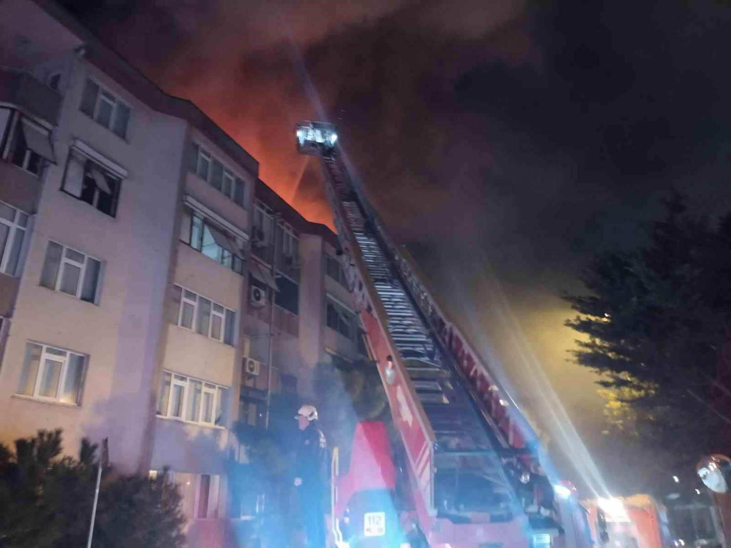 Üsküdar'da site içindeki binanın çatısında yangın paniği